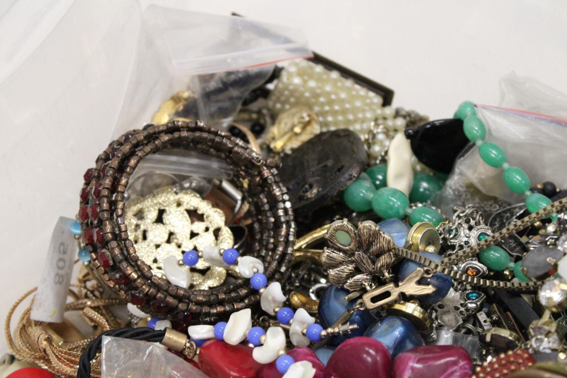 A MIXED LOT OF COSTUME JEWELLERY TO INCLUDE BRACELETS, NECKLACES, BROOCHES, RINGS ETC - Image 3 of 6