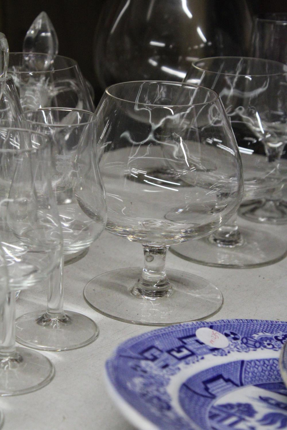 A MIXED LOT OF GLASSWARE TO INCLUDE BRANDY GLASSES, SHERRY GLASSES, A GLASS LIDDED OIL BOTTLE ETC - Image 3 of 4