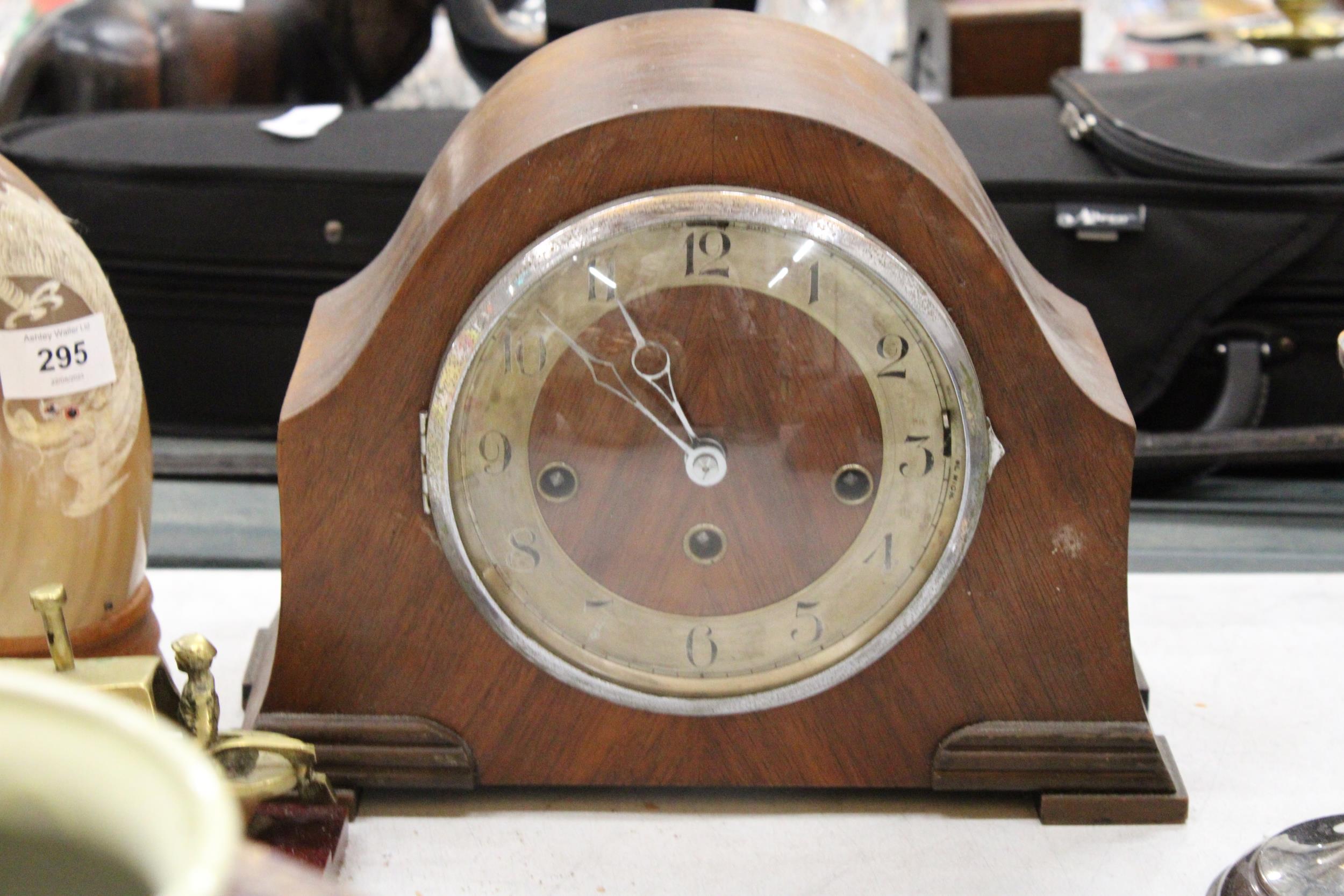 A MIXED LOT TO INCLUDE A VINTAGE MAHOGANY CASED MANTLE CLOCK, VINTAGE SILVER PLATED LIDDED JUG, - Image 5 of 5