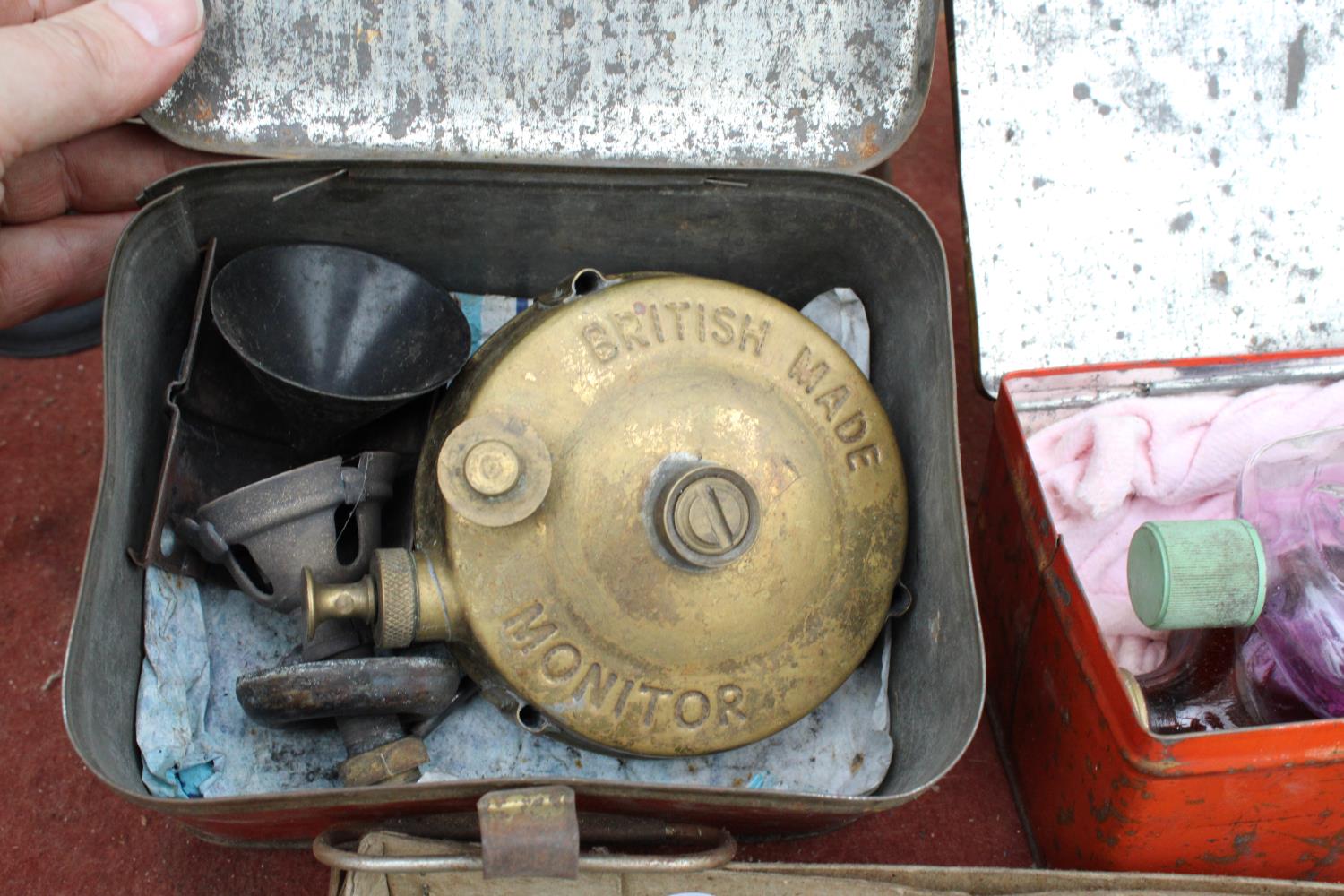 A VINTAGE CAMPING STOVE, METHOLATED SPIRITS AND ACCESSORIES ETC - Image 2 of 5