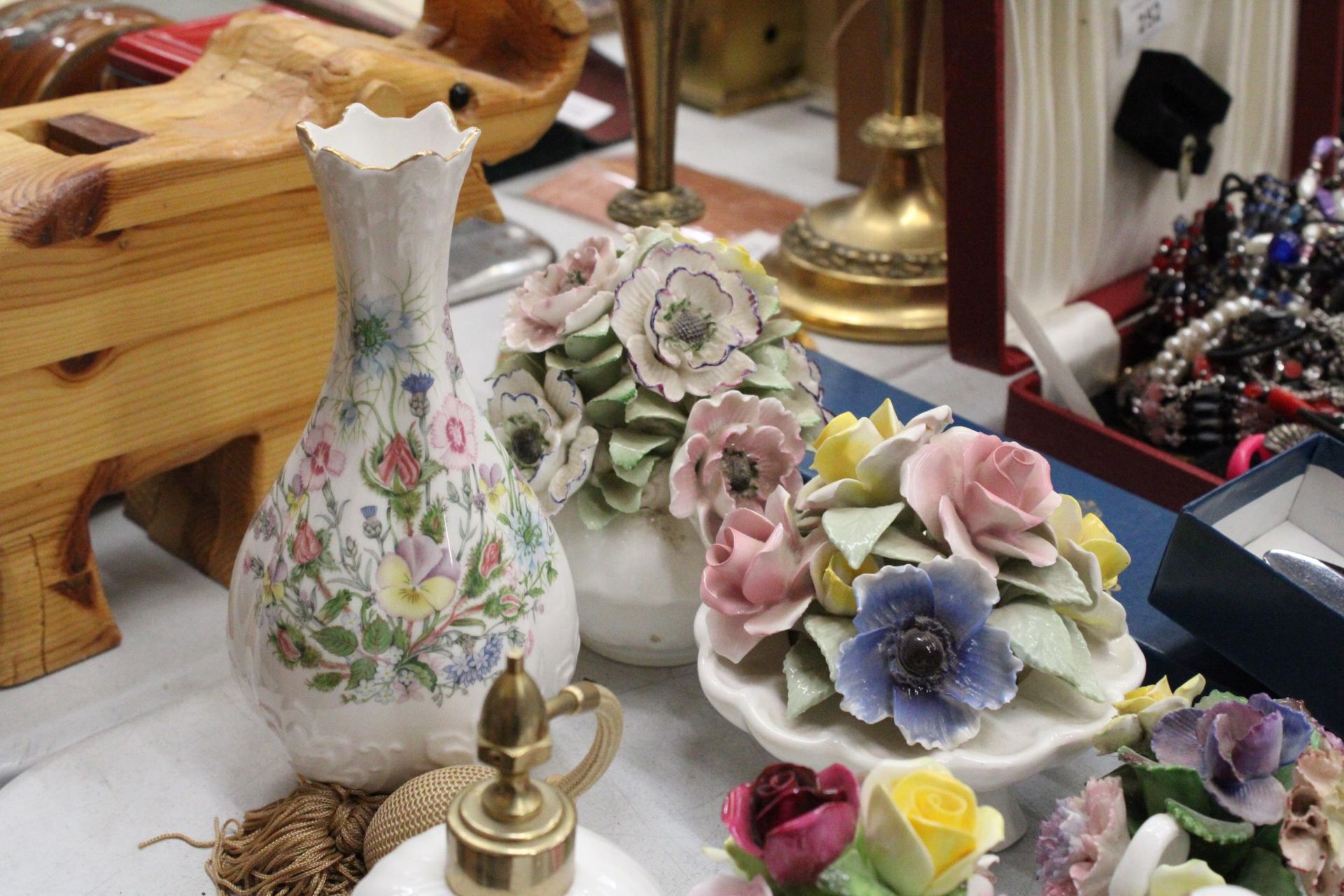 A LARGE MIXED LOT TO INCLUDE A BOXED ROYAL WORCESTER "LAVINIA" CAKE STAND, AYNSLEY SALT AND PEPPER - Image 6 of 6