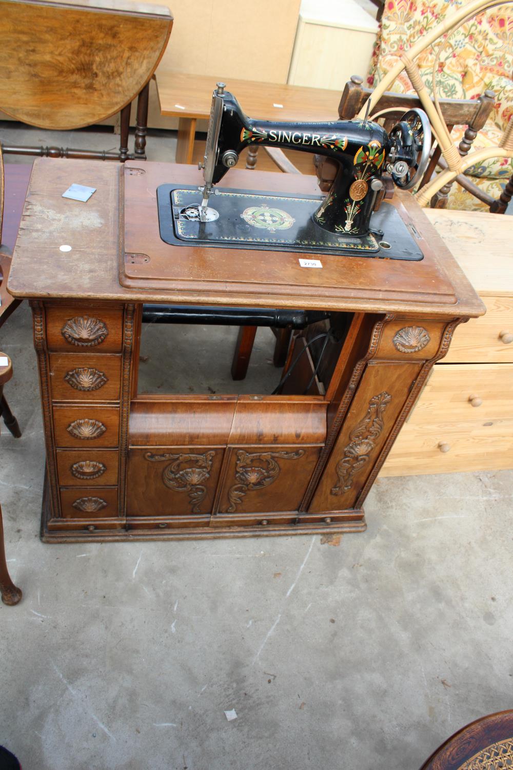 A SINGER SEWING MACHINE (F6827139) IN CABINET