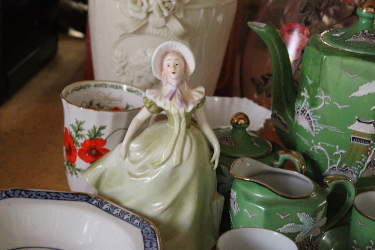A MIXED LOT TO INCLUDE A GREEN ORIENTAL TEASET, INCLUDING A COFFEE POT, CREAM JUG, SUGAR BOWL, - Image 5 of 7