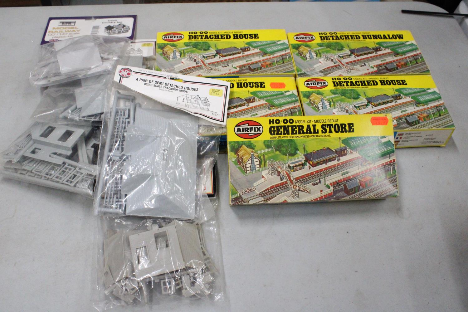 FIVE BOXED AIRFIX 00 GAUGE BUILDING KITS TOGETHER WITH FIVE DAPOL HOUSE BUILDING KITS