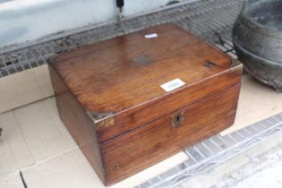 A VINTAGE MAHOGANY SEWING BOX WITH BRASS DETAIL AND SEWING ITEMS INCLUDED