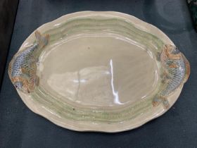 A CLARICE CLIFF PLATTER WITH FISH DESIGN, 38CM X 26CM