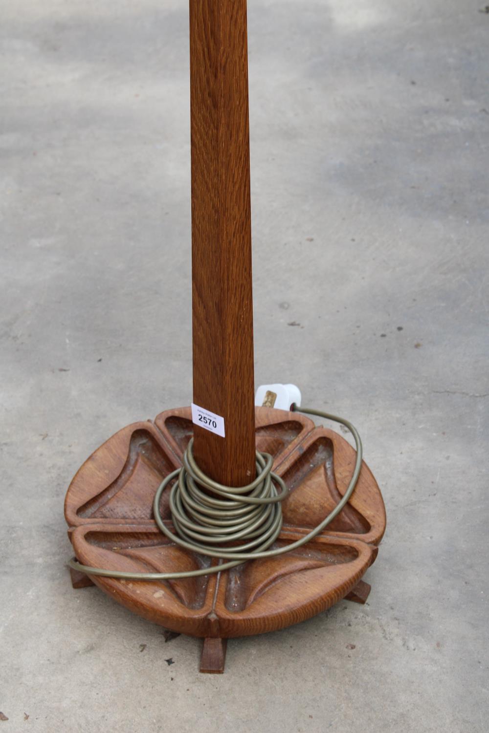 A 20TH CENTURY OAK STANDARD LAMP ON CLOVER LEAF SHAPED BASE WITH TAPERING COLUMN AND SHADE - Image 2 of 3