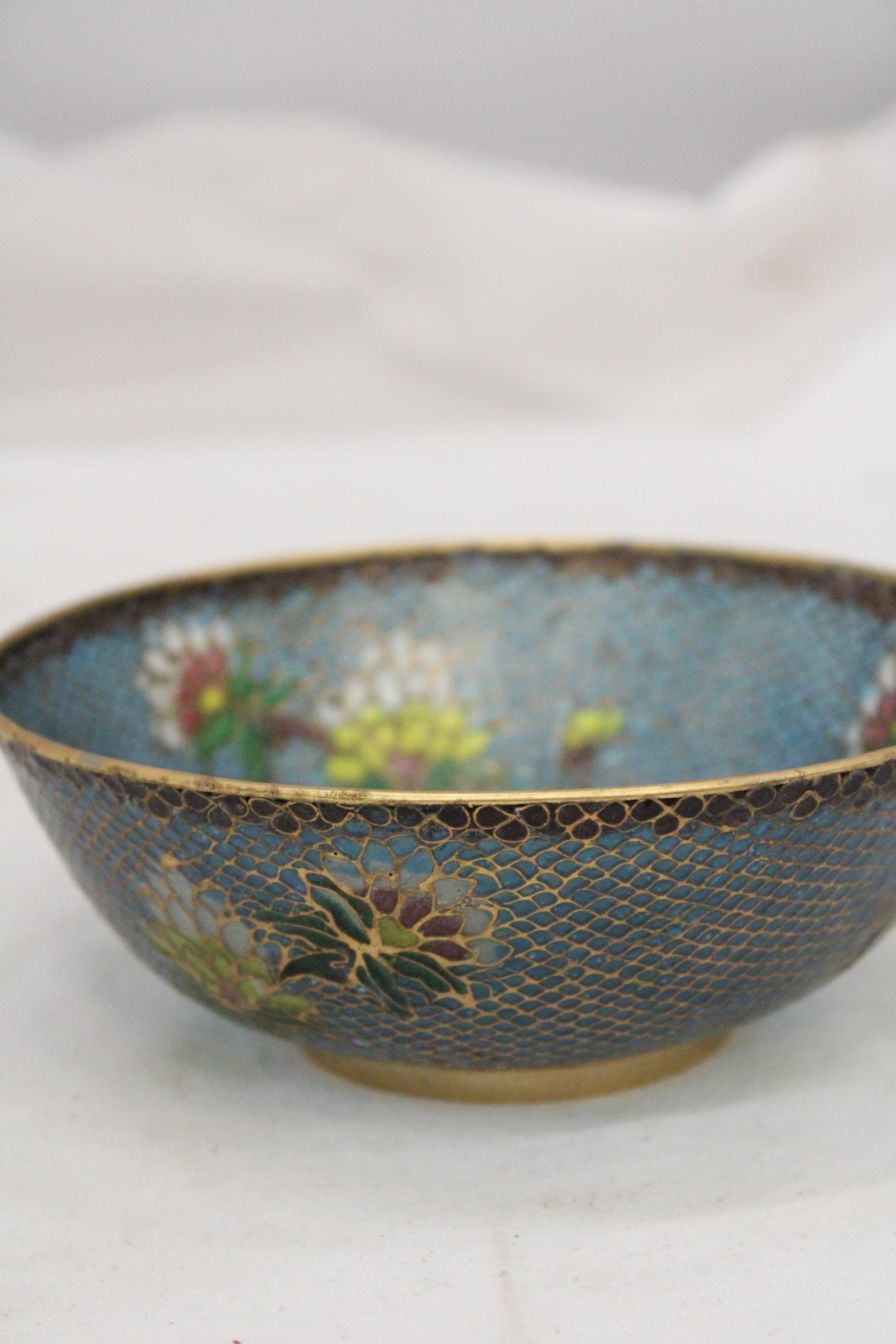 A VINTAGE CHINESE STYLE BRASS FILIGREE AND ENAMEL BOWL ON WOODEN STAND - Image 5 of 5