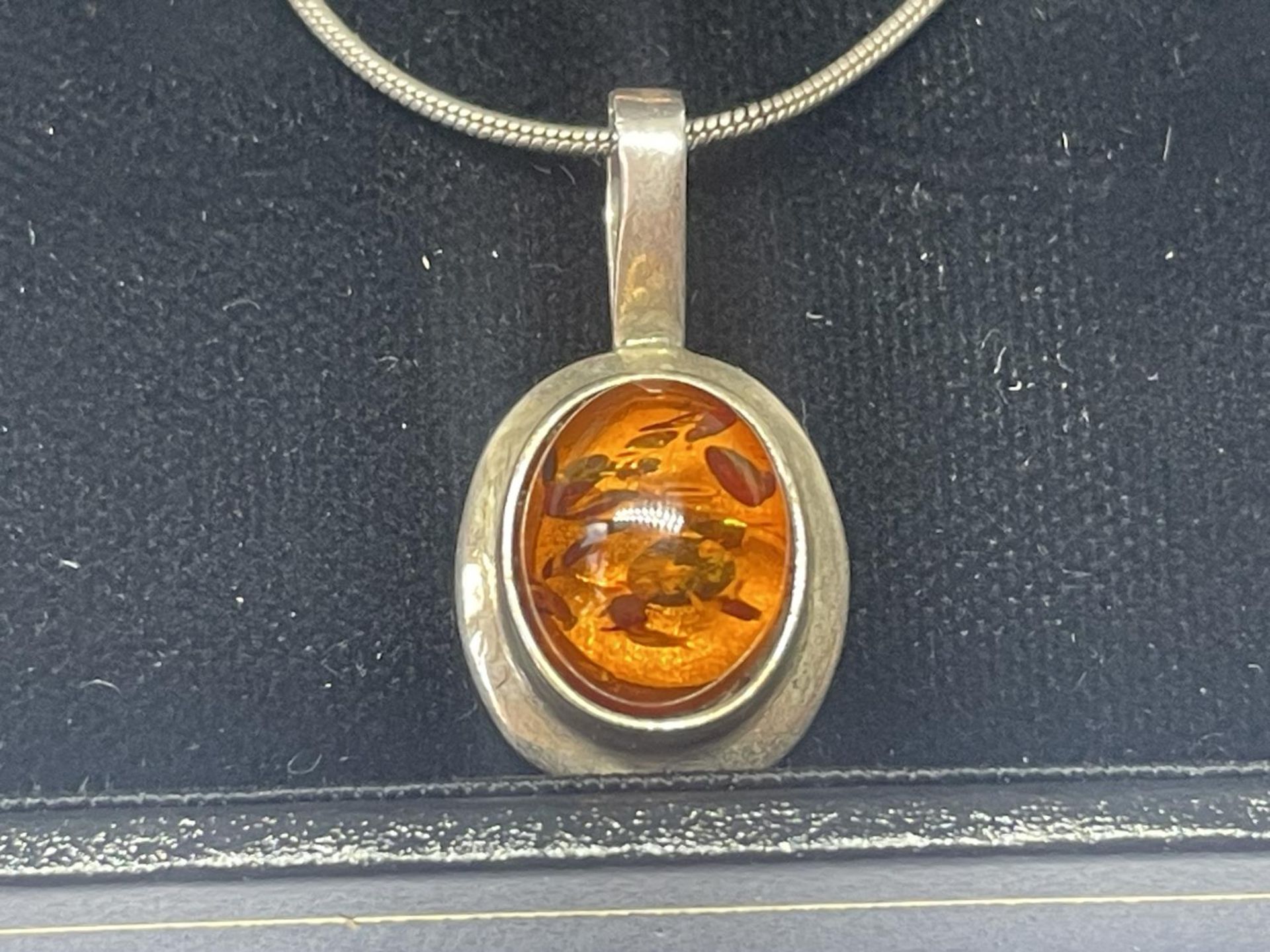 A SILVER AND AMBER NECKLACE AND BROOCH IN A PRESENTATION BOX - Image 3 of 3