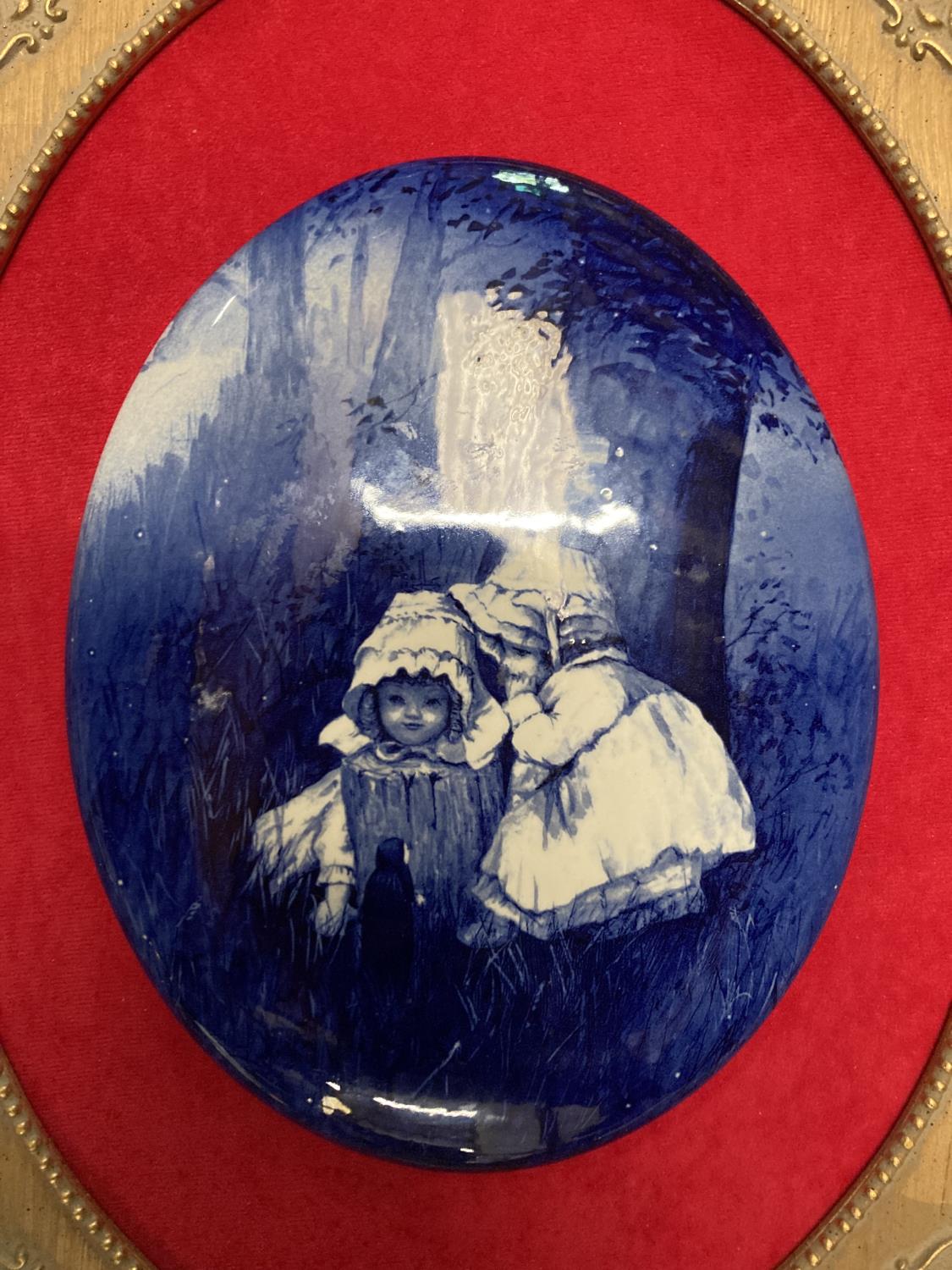 A CERAMIC PLAQUE OF BABES IN THE WOODS, IN AN ORNATE GILT FRAME, 43CM X 54CM - Bild 2 aus 3