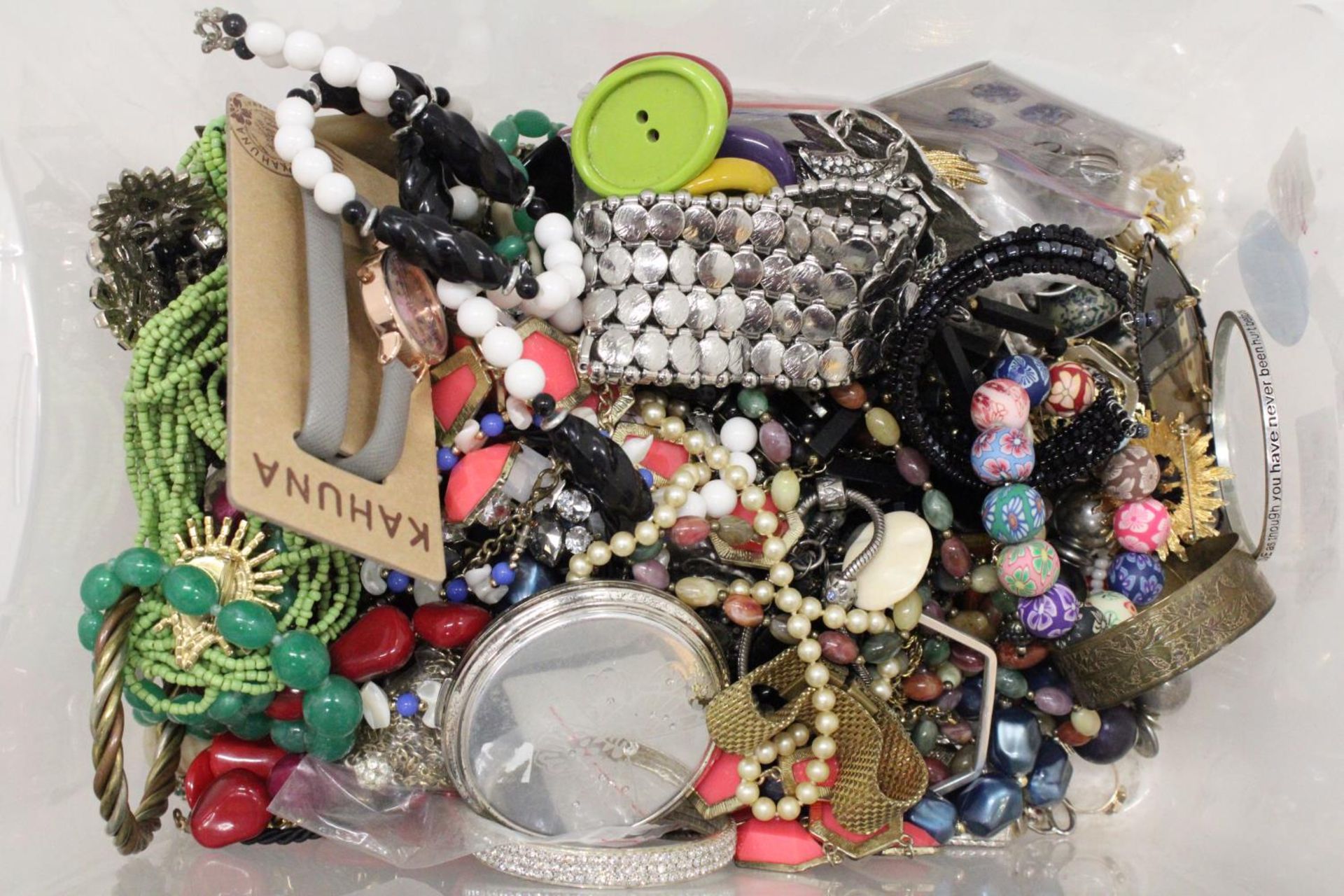 A MIXED LOT OF COSTUME JEWELLERY TO INCLUDE BRACELETS, NECKLACES, BROOCHES, RINGS ETC - Image 2 of 6