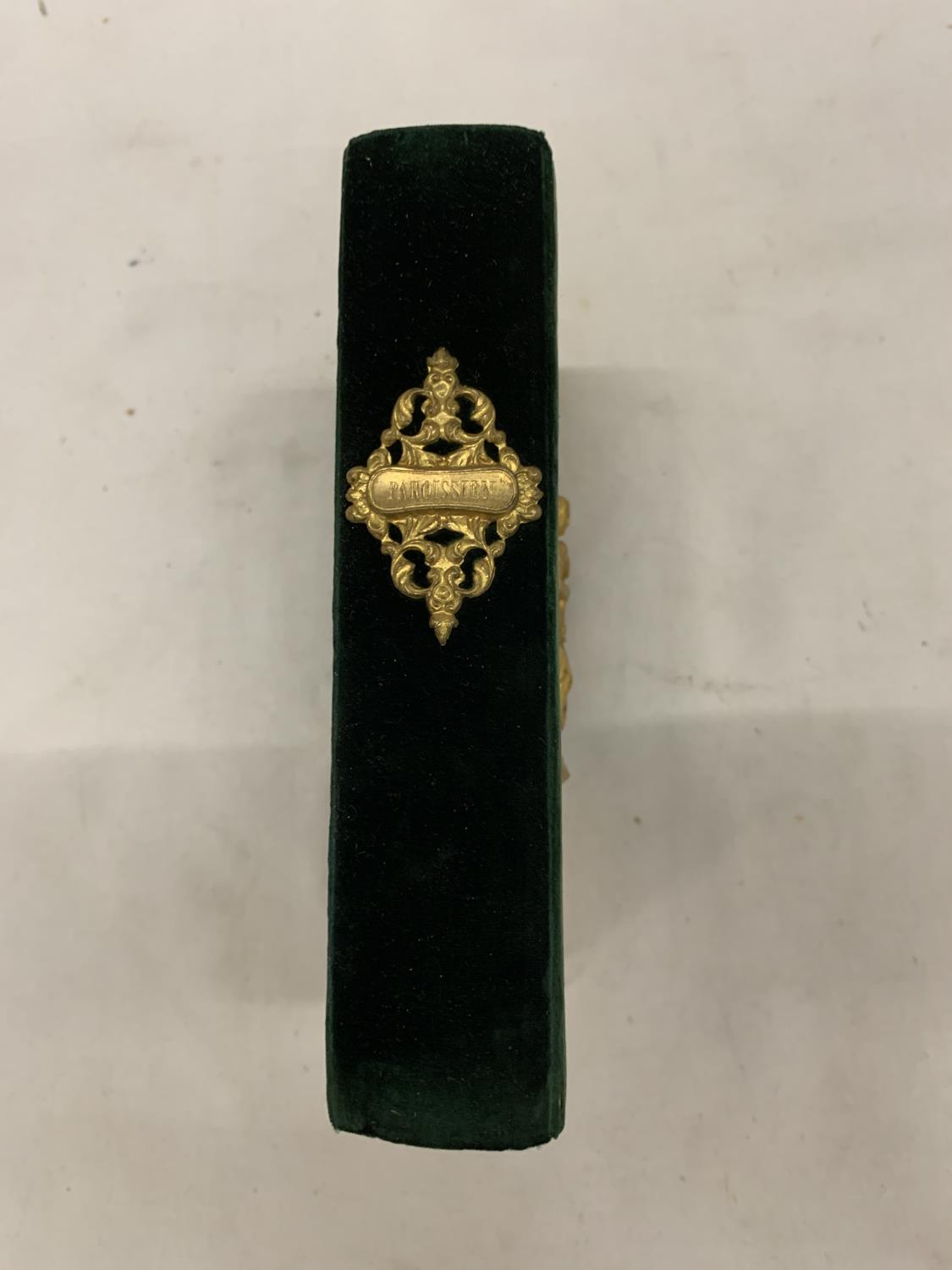 A FRENCH PRAYER BOOK IN CUSHION FELT, WITH GOLD LEAF PAGES AND GILT METAL FRET WORK - Image 4 of 5