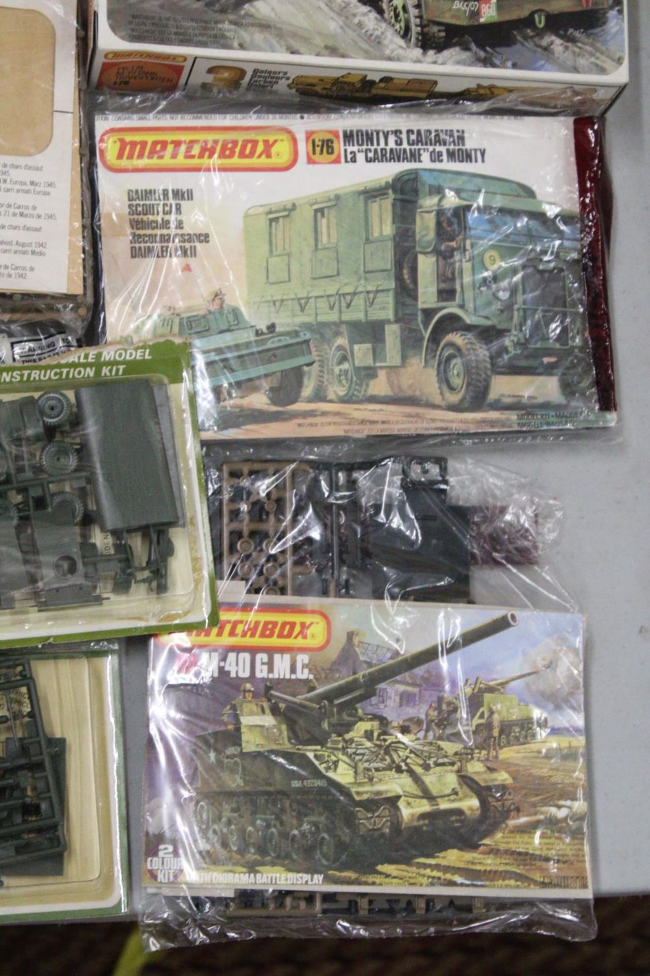 TWELVE BOXED MATCHBOX AND AIRFIX MODEL KITS OF MILITARY VEHICLES - Image 5 of 5