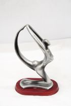 AN ART DECO, NUDE LADY, ALUMINIUM GYMNAST ON A WOODEN BASE, HEIGHT 30CM