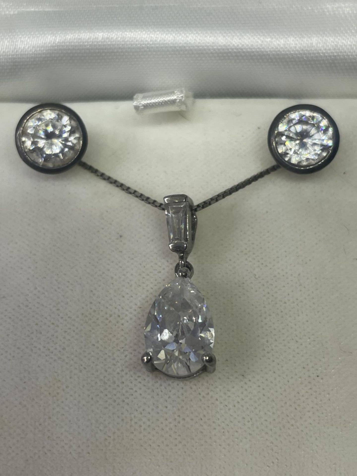 A SILVER SOLITAIRE NECKLACE AND EARRING SET - Image 2 of 3