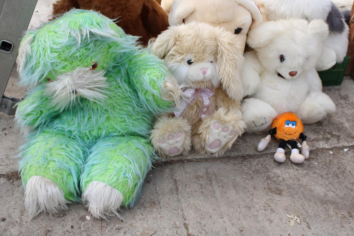 AN ASSORTMENT OF SOFT TEDDIES - Image 4 of 4