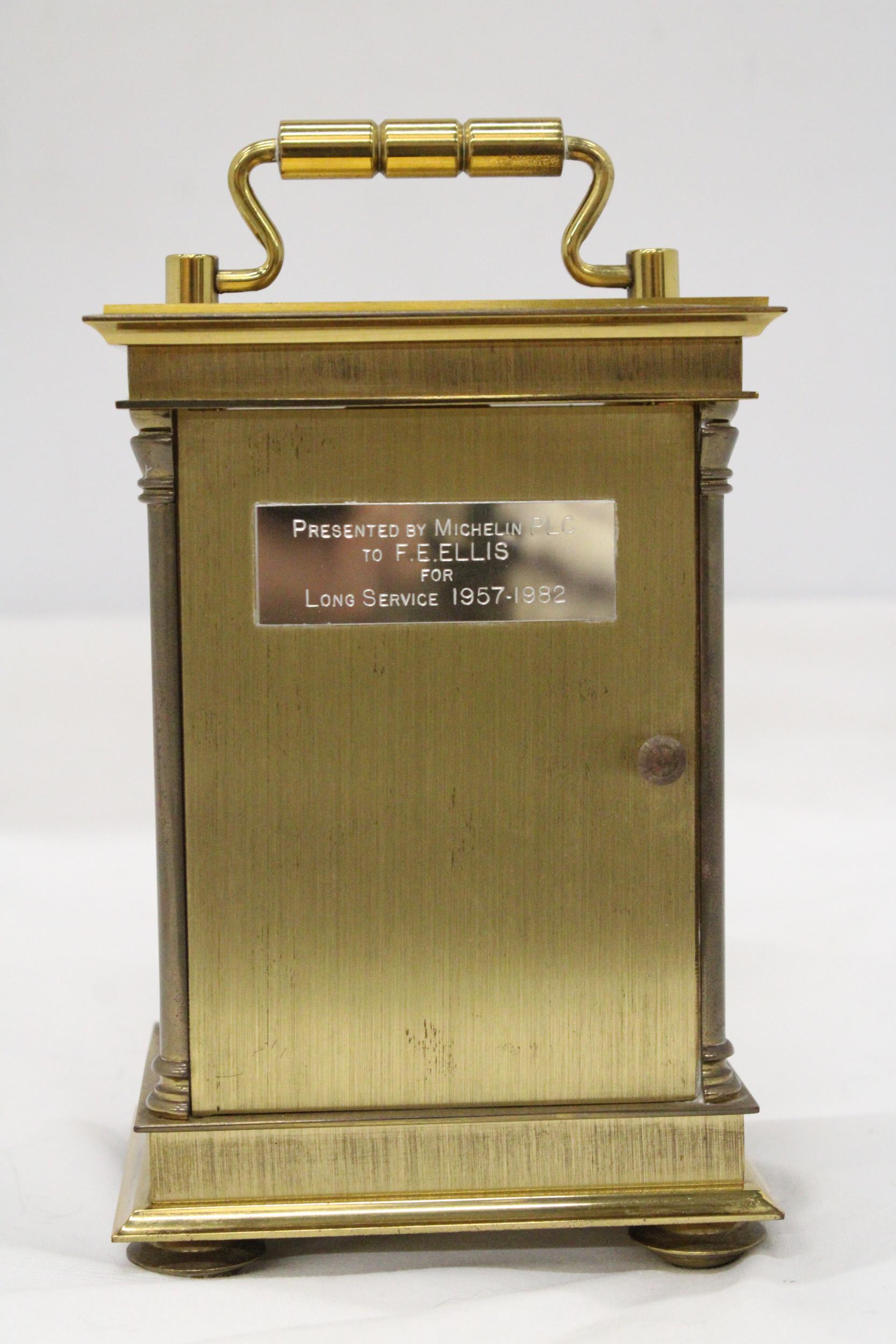 AN 'ANSTEY WILSON' MECHANICAL CARRIAGE CLOCK, WITH PRESENTATION PLAQUE TO THE BACK - Image 4 of 6