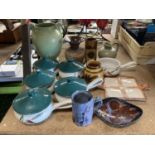 A MIXED LOT OF CERAMICS TO INCLUDE STUDIO POTTERY, DENBY STONEWARE, CROWN DEVON, ETC