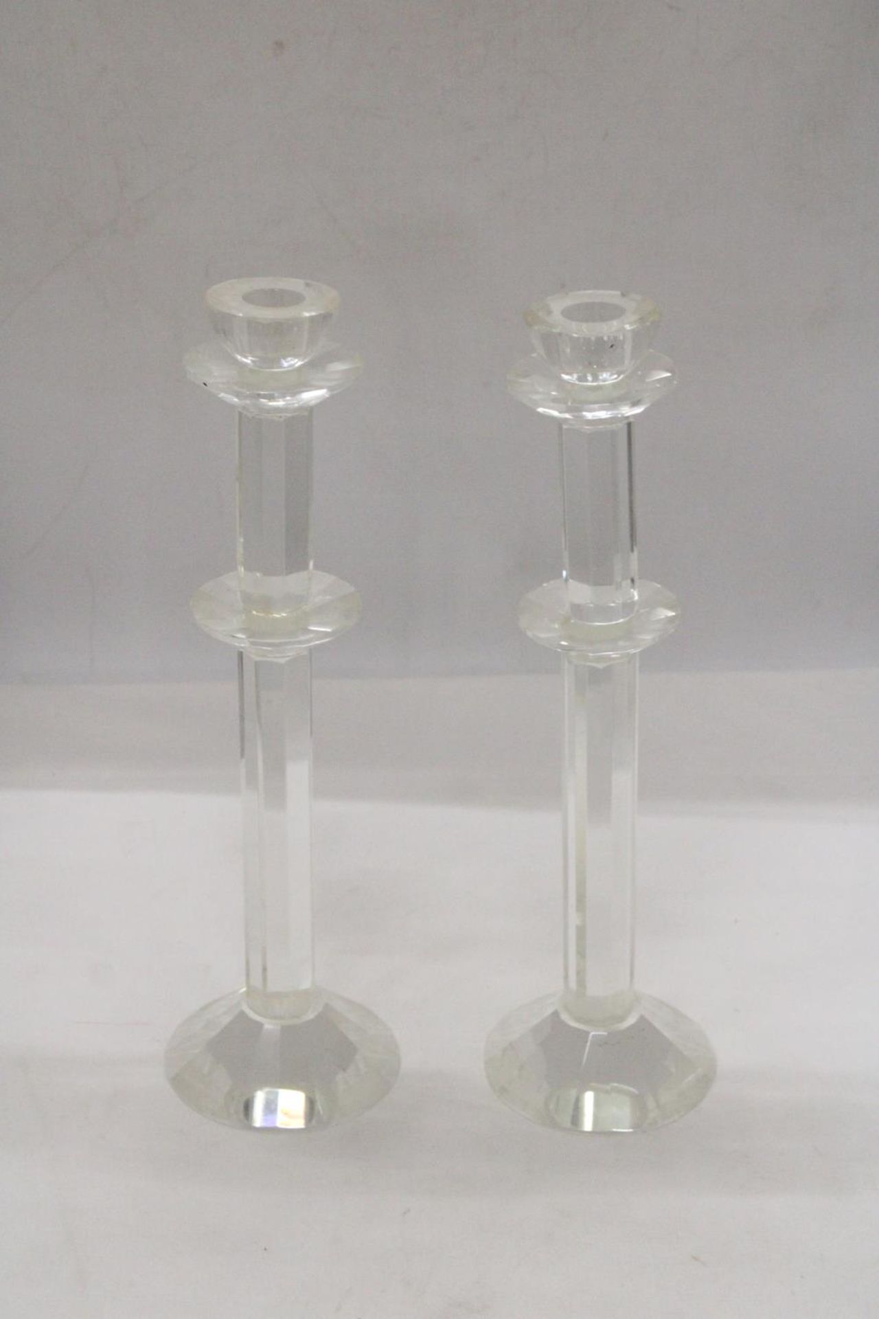 A PAIR OF GLASS CANDLESTICKS, HEIGHT 34CM