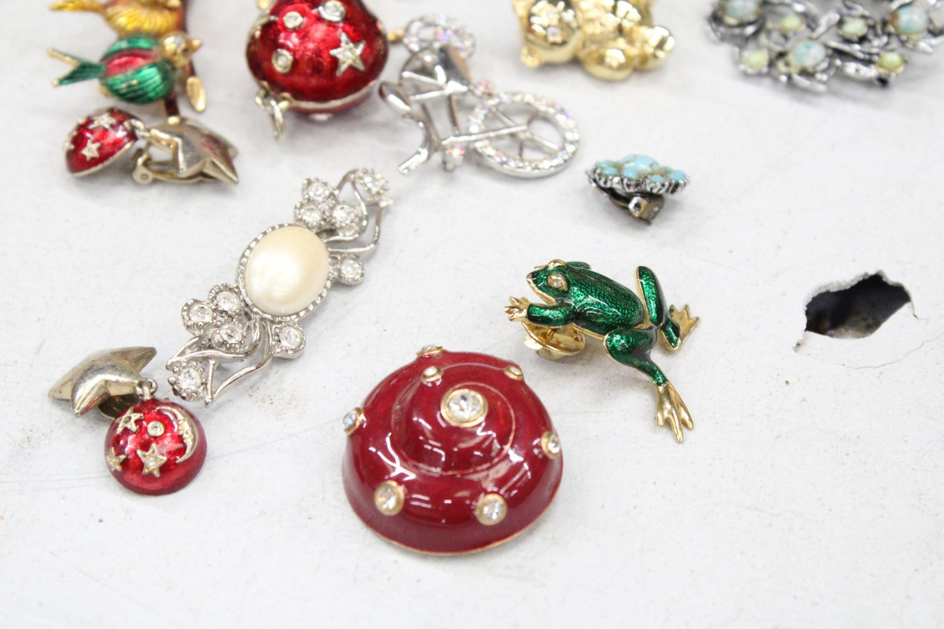 A MIXED LOT OF COSTUME JEWELLERY TO INCLUDE EIGHT BROOCHES, TWO PAIRS OF CLIP ON EARRINGS PLUS AN - Image 2 of 6