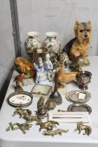 A MIXED LOT OF COLLECTABLES TO INCLUDE SIX MINIATURE BRASS ANIMALS, A VINTAGE OYNX ASHTRAY, A PAIR