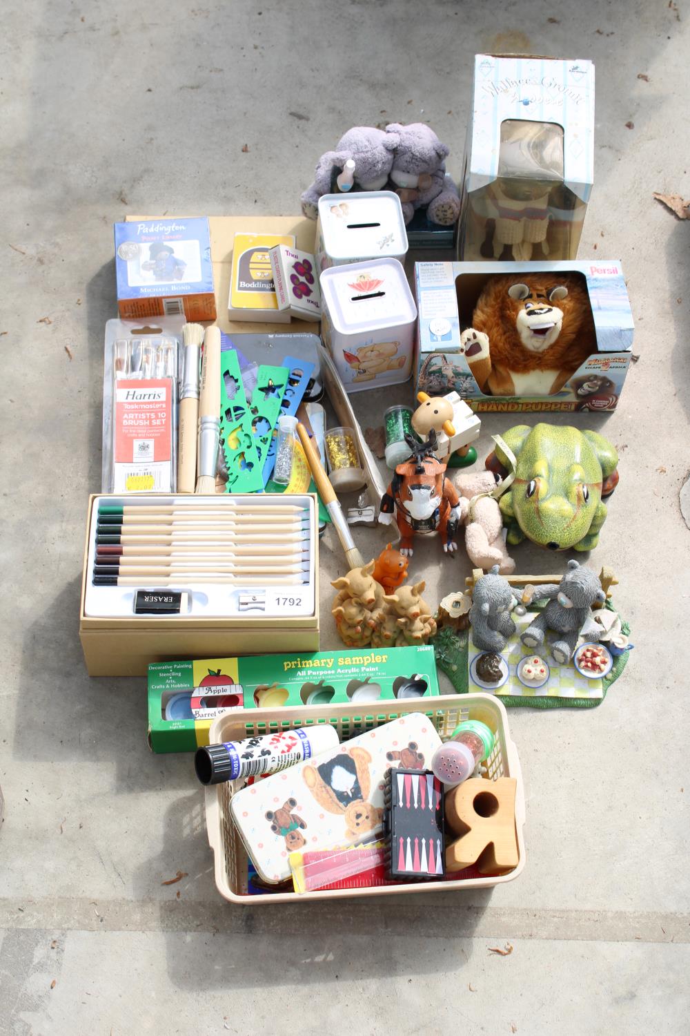 AN ASSORTMENT OF ITEMS TO INCLUDE ARTISTS PENCILS, FIGURES AND A WALLACE AND GROMIT SHEEP FIGURE