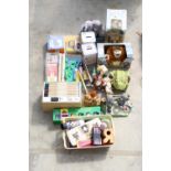 AN ASSORTMENT OF ITEMS TO INCLUDE ARTISTS PENCILS, FIGURES AND A WALLACE AND GROMIT SHEEP FIGURE