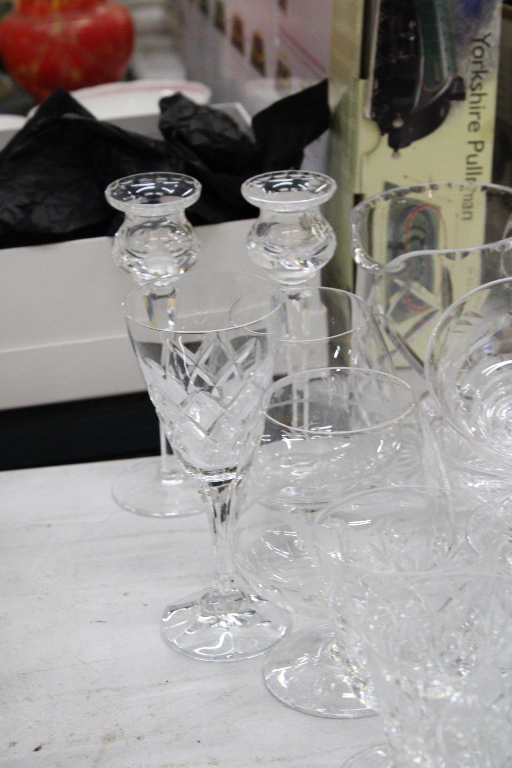 A MIXED LOT OF GLASSWARE TO INCLUDE A PAIR OF CANDLE STICKS, LARGE JUG, SHERRY GLASSES, BRANDY - Image 4 of 6