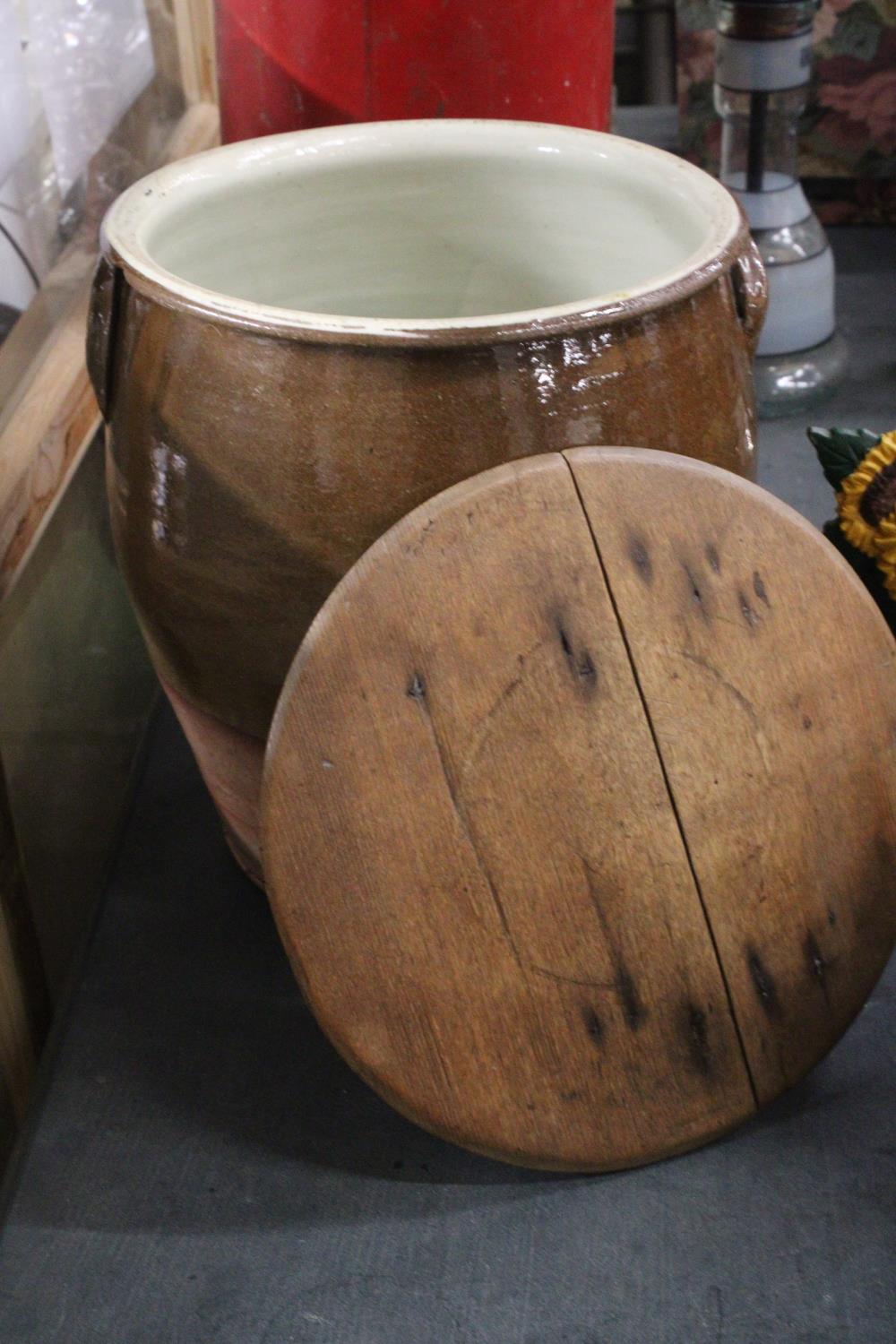 A LARGE HEAVY STONEWARE POT WITH A WOODEN LID, HEIGHT 38CM, DIAMETER 32CM - Image 3 of 4