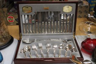 A VINERS TRADITIONAL BEAD 58 PIECE CANTEEN OF CUTLERY FOR 8 PERSONS GUILD SILVER COLLECTION IN CASED