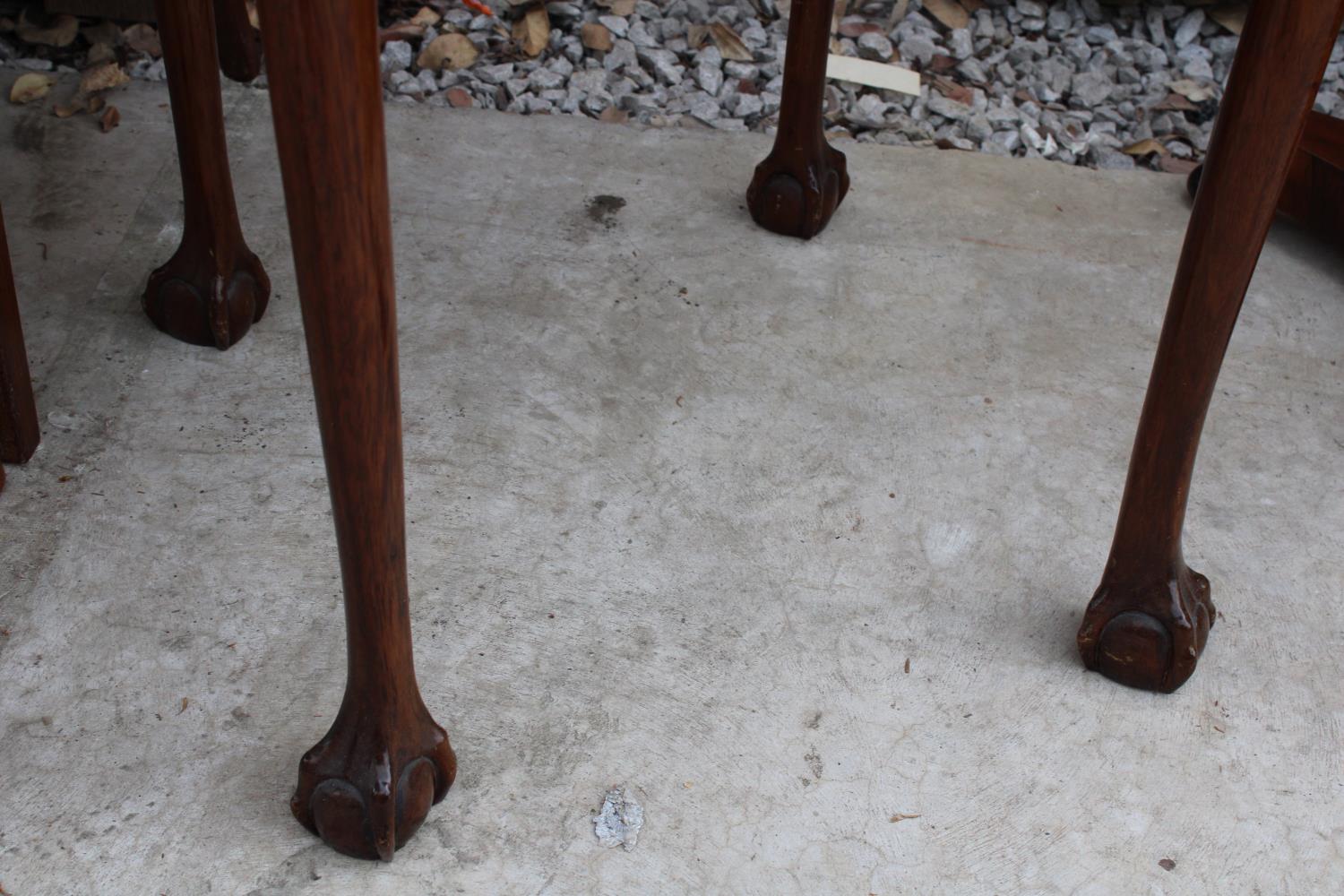 AN EARLY 20TH CENTURY MAHOGANY ROPE EDGE 24" DIAMETER CENTRE TABLE ON CABRIOLE LEGS WITH BALL AND - Bild 3 aus 3