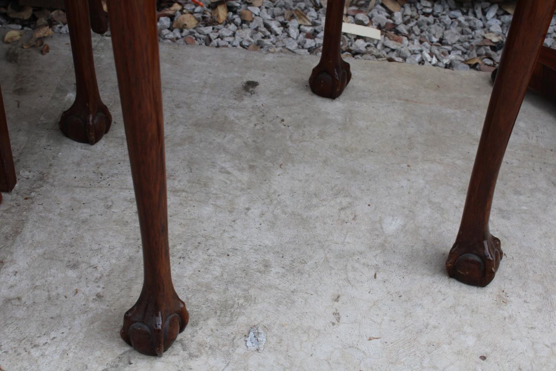 AN EARLY 20TH CENTURY MAHOGANY ROPE EDGE 24" DIAMETER CENTRE TABLE ON CABRIOLE LEGS WITH BALL AND - Image 3 of 3