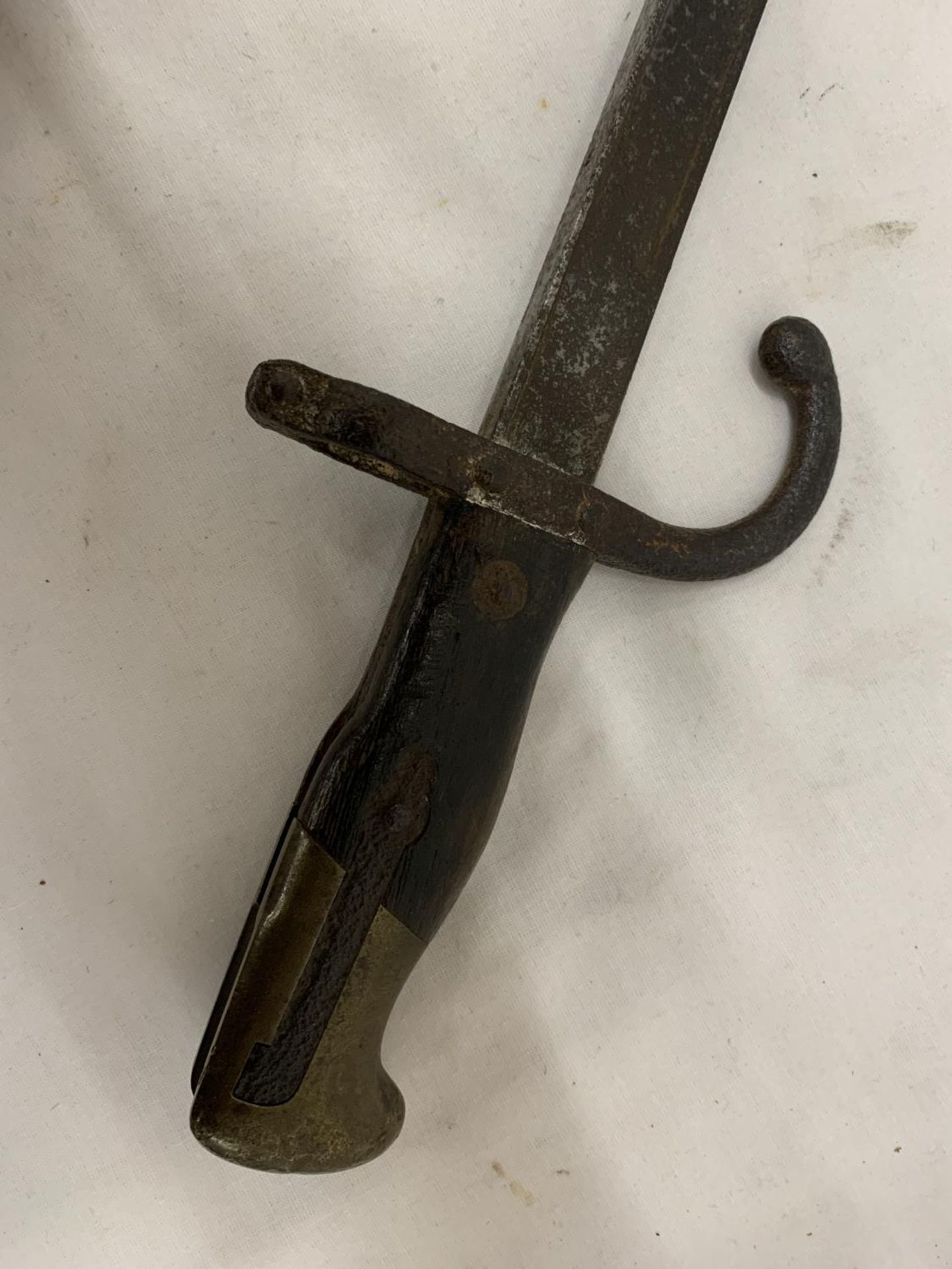 A VINTAGE BAYONET WITH A BRASS AND WOOD HANDLE - Image 4 of 6