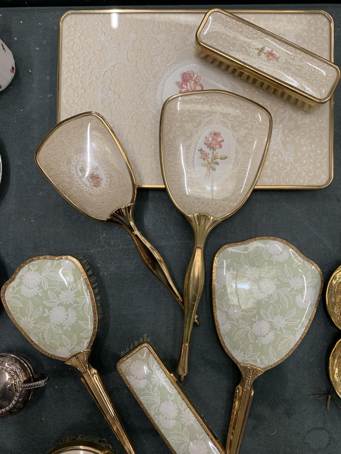 A COLLECTION OF DRESSING TABLE BRUSHES WITH FLORAL DECORATION TO THE BACKS PLUS A TRAY, HAND MIRRORS - Image 5 of 6