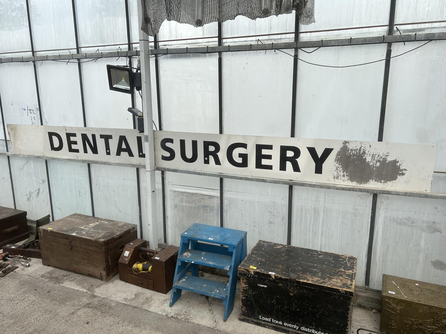 A LARGE TIN DENTAL SURGERY SIGN (L:440CM)