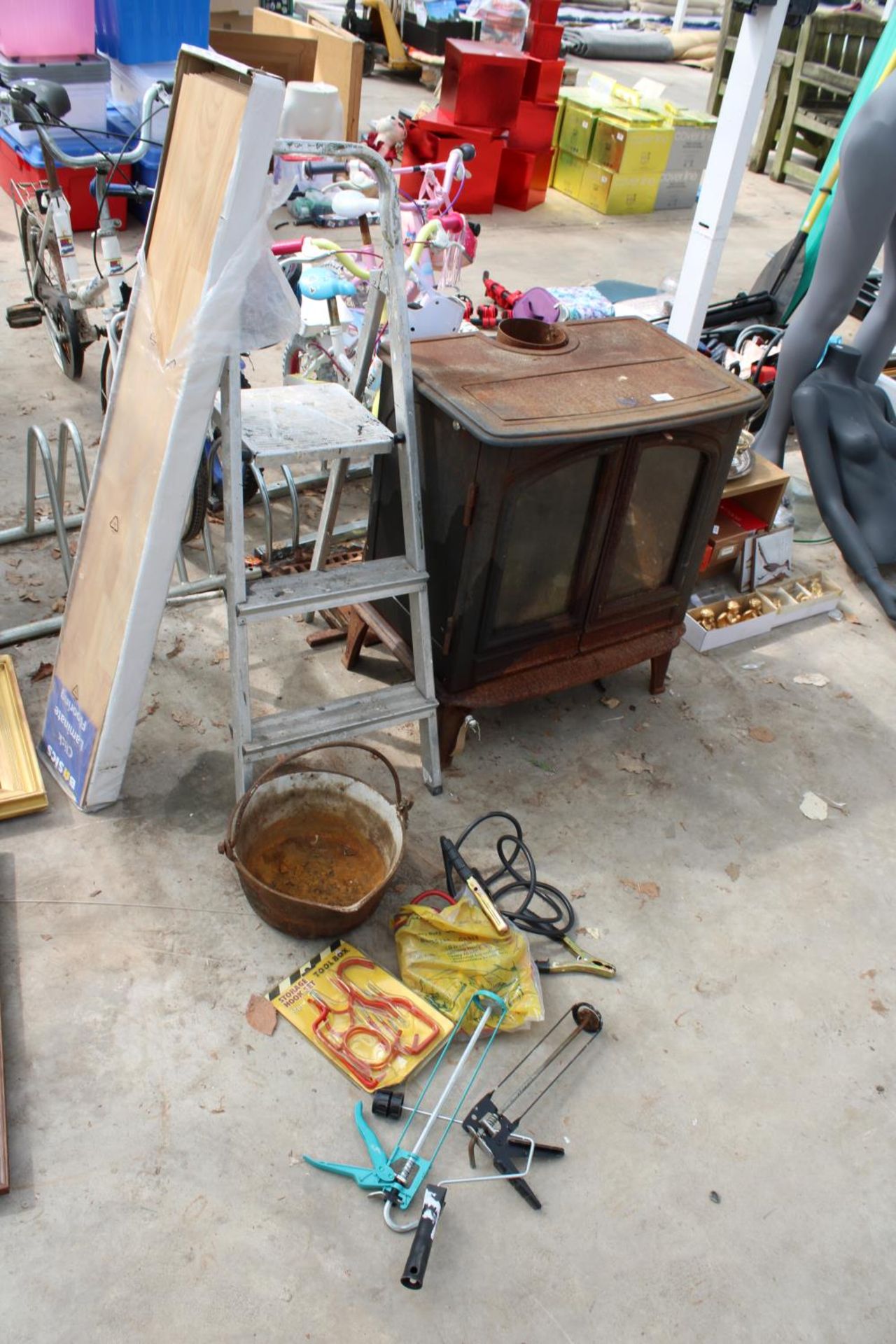 AN ASSORTMENT OF ITEMS TO INCLUDE AN ALUMINIUM STEP LADDER, A JAM PAN AND JUMP LEADS ETC