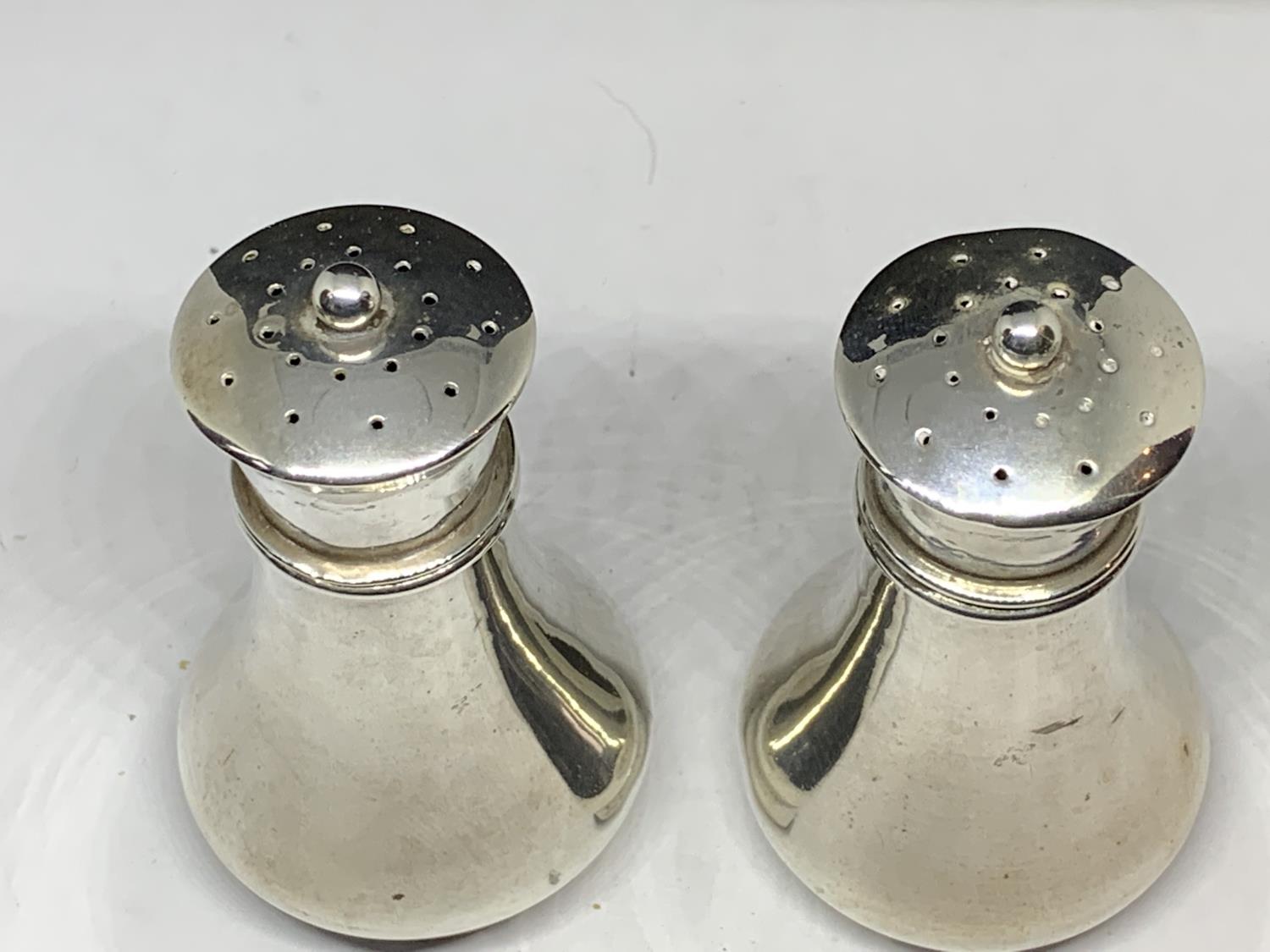 TWO HALLAMRKED BIRMINGHAM SILVER PEPPER POTS GROSS WEIGHT 47 GRAMS - Image 2 of 5