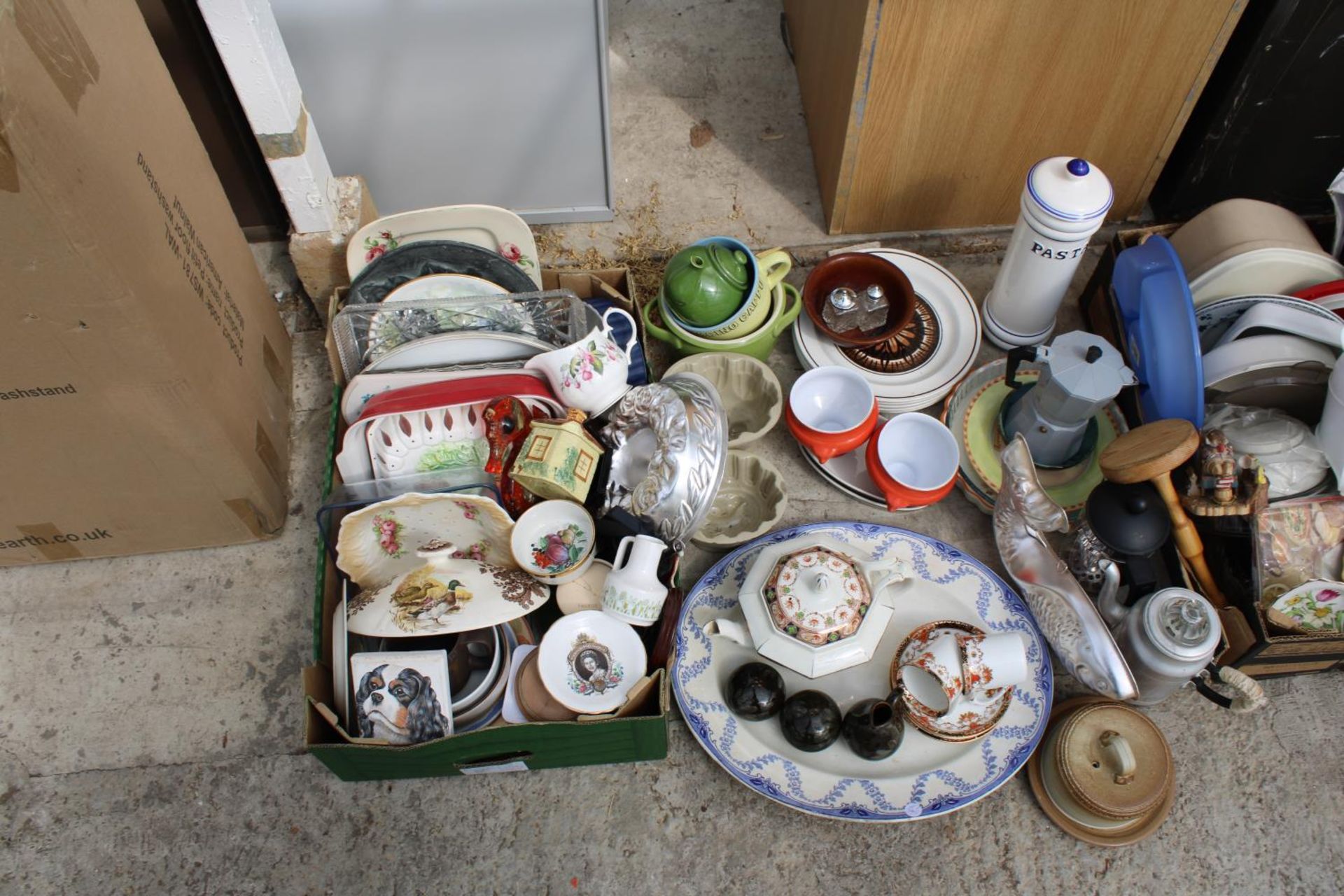 AN ASSORTMENT OF HOUSEHOLD ITEMS TO INCLUDE JELLY MOULDS, CERAMICS AND COFFEE POTS ETC - Image 2 of 3