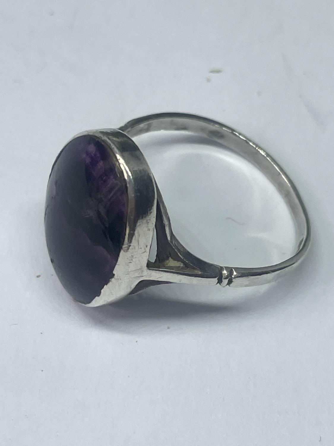 A SILVER RING WITH AN OVAL BLUE JOHN STONE IN A PRESENTATION BOX - Image 3 of 3