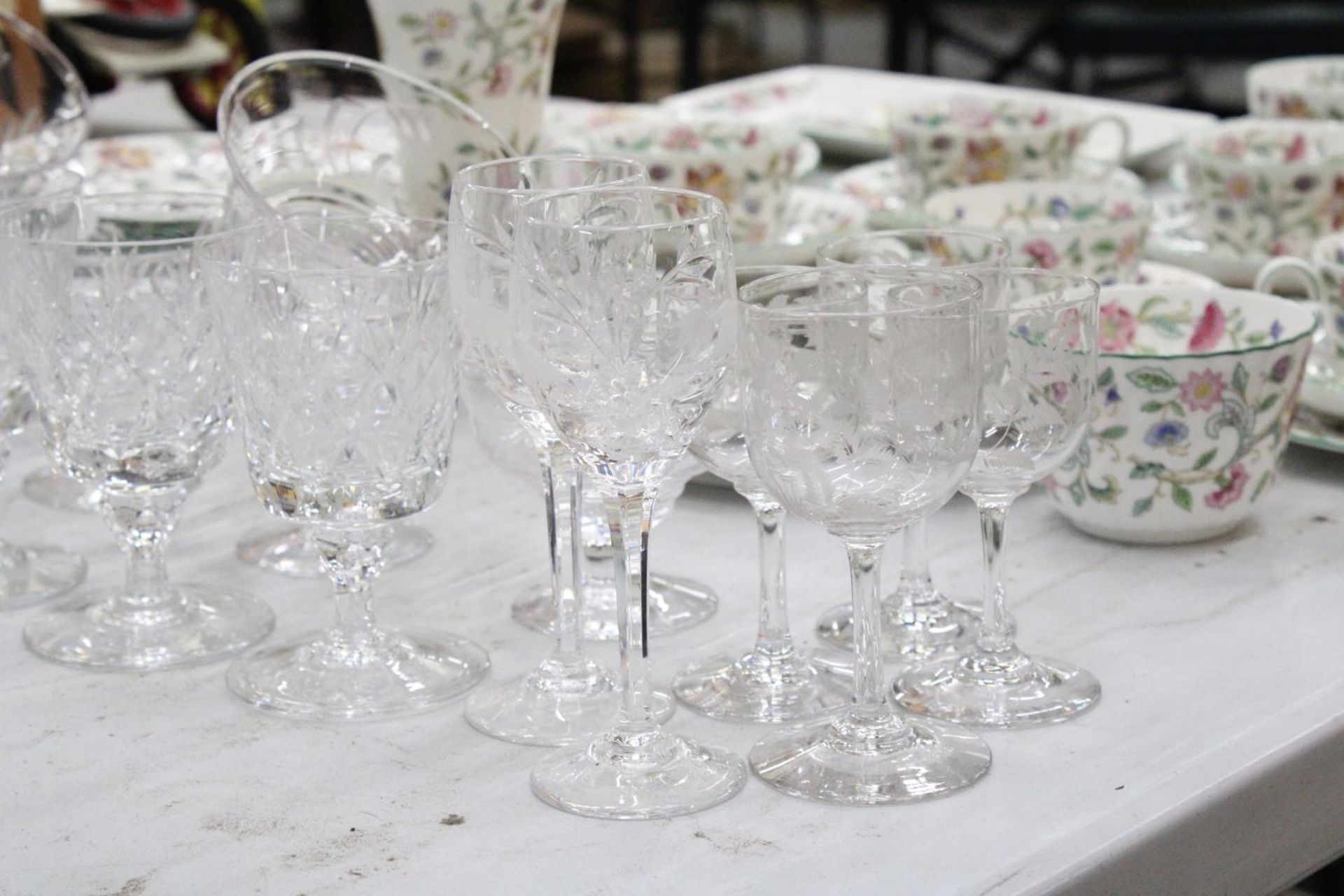 A MIXED LOT OF GLASSWARE TO INCLUDE A PAIR OF CANDLE STICKS, LARGE JUG, SHERRY GLASSES, BRANDY - Image 2 of 6