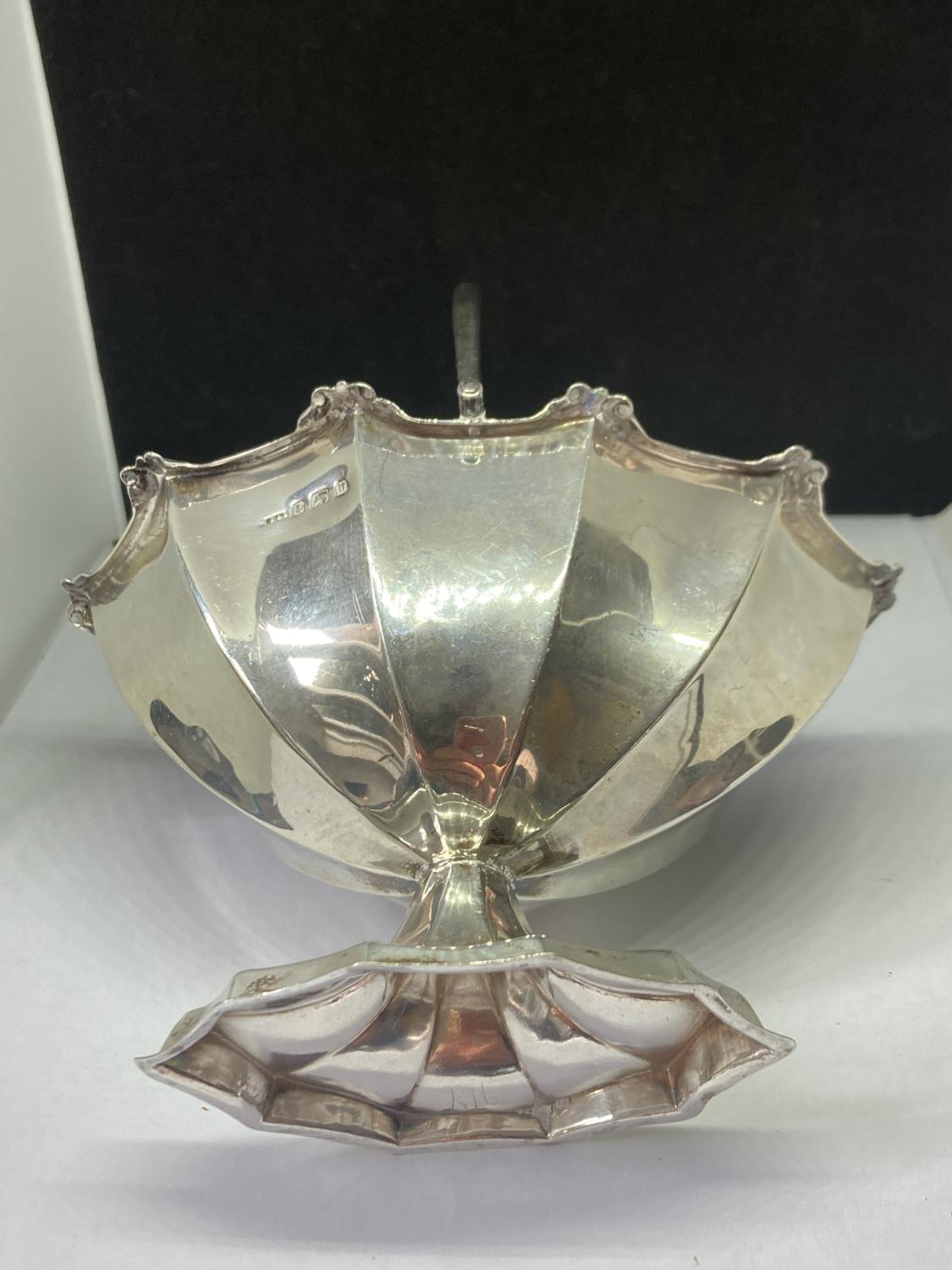 A HALLMARKED BIRMINGHAM SILVER STRAWBERRY BASKET GROSS WEIGHT 142 GRAMS - Image 4 of 4