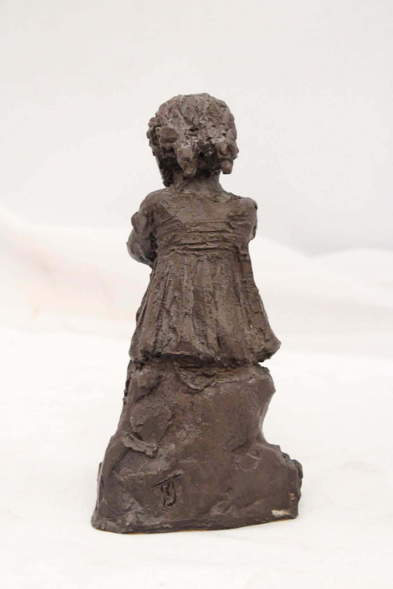 A VINTAGE RESIN SCULPTURE OF A GIRL WITH DOG - APPROXIMATELY 18CM HIGH - Image 4 of 5