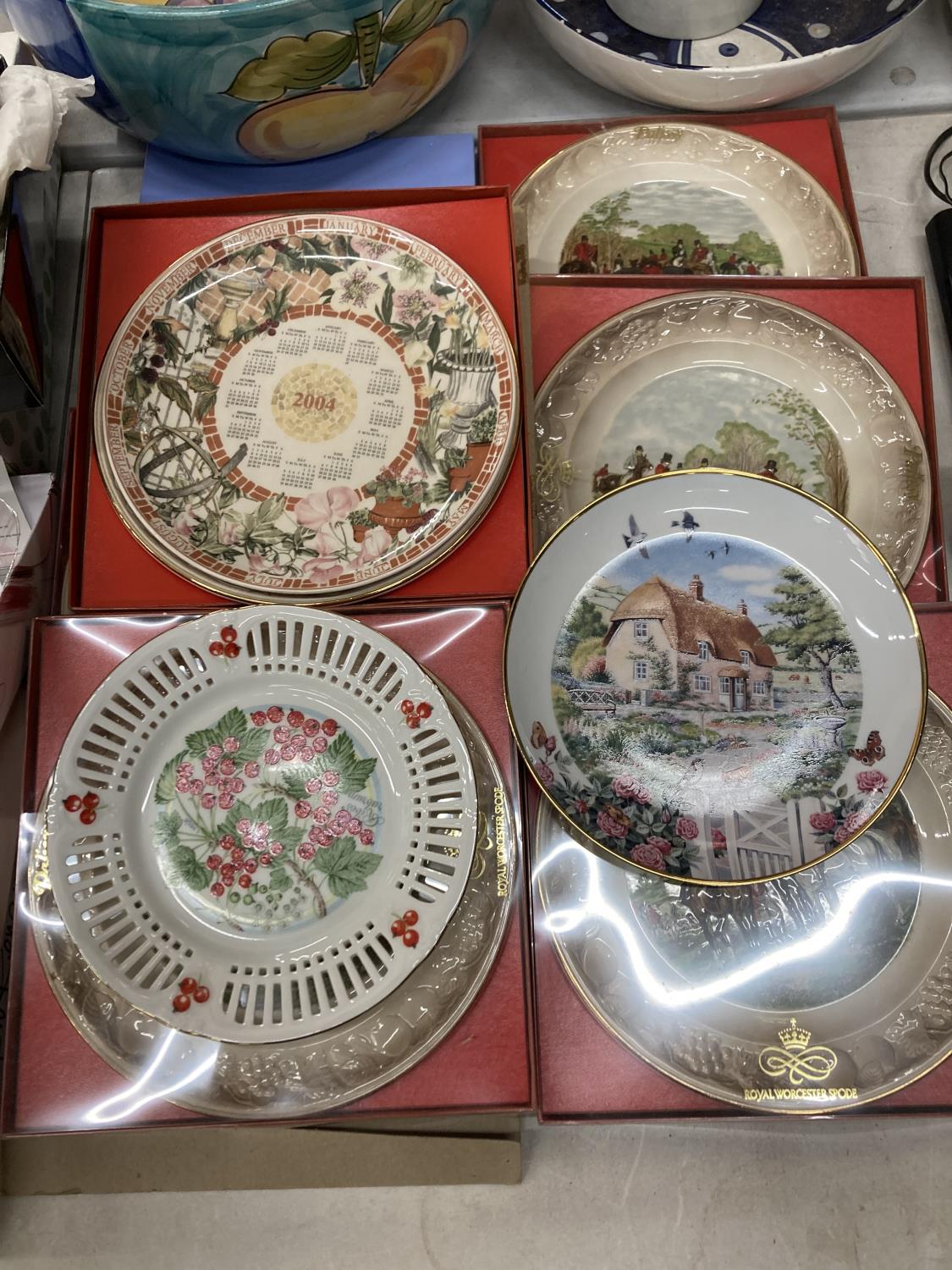 A MIXED LOT OF CABINET PLATES TO INCLUDE ROYAL WORCESTER SPODE, FRANKLIN MINT, WEDGWOOD ETC - Image 3 of 3