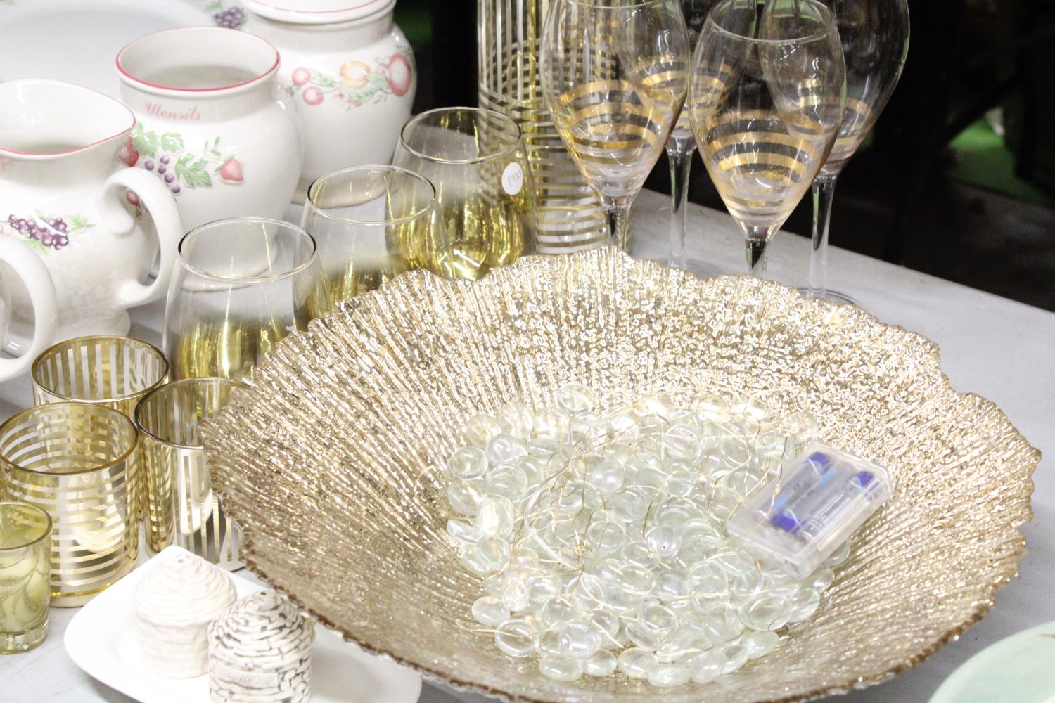 A QUANTITY OF GLASSWARE TO INCLUDE A LARGE RIBBED BOWL, GLASSES AND TUMBLERS WITH GILT BAND PATTERN, - Image 5 of 5