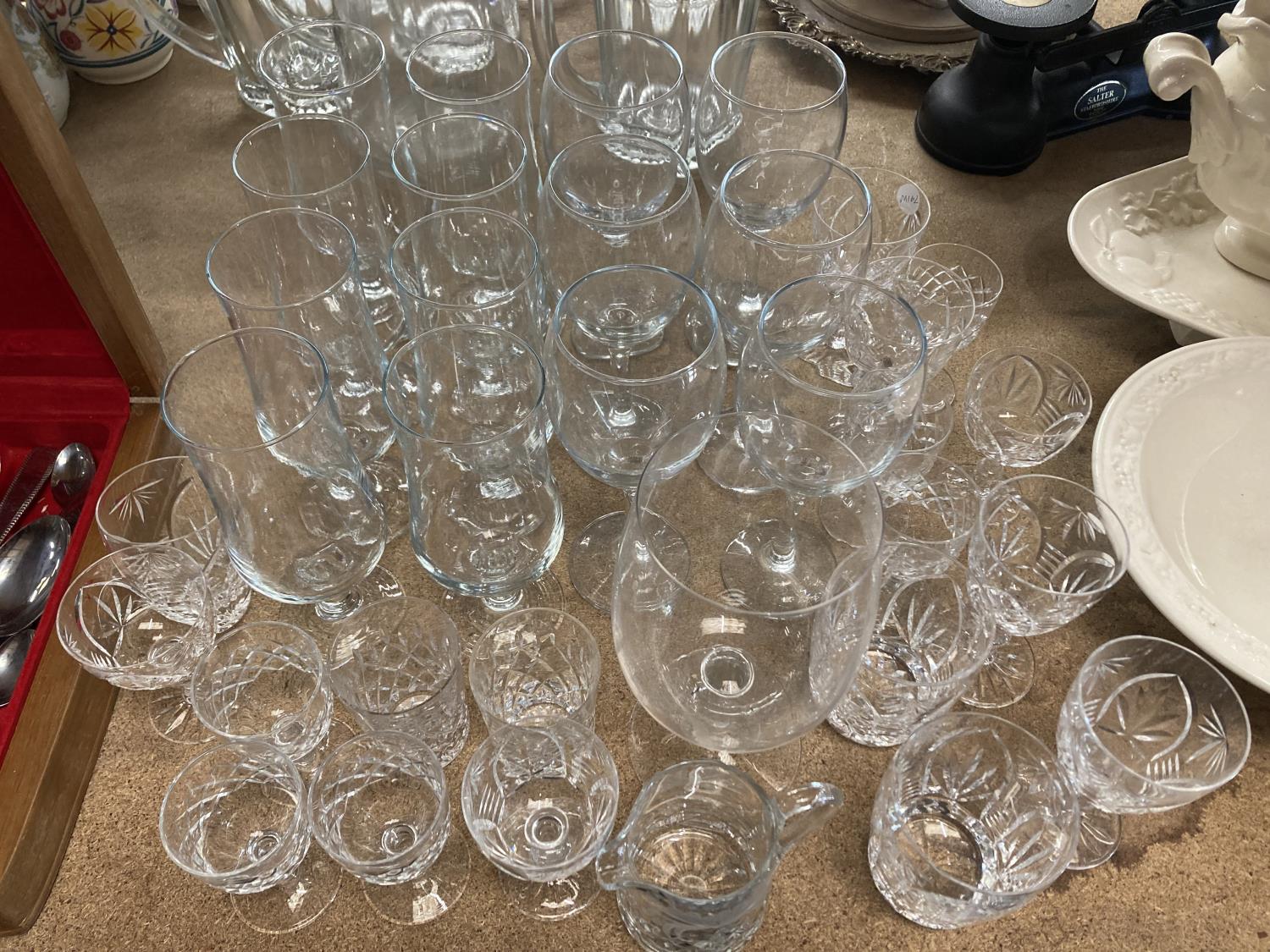 A QUANTITY OF GLASSES TO INCLUDE WINE, SHERRY, TUMBLERS, ETC - Image 4 of 4