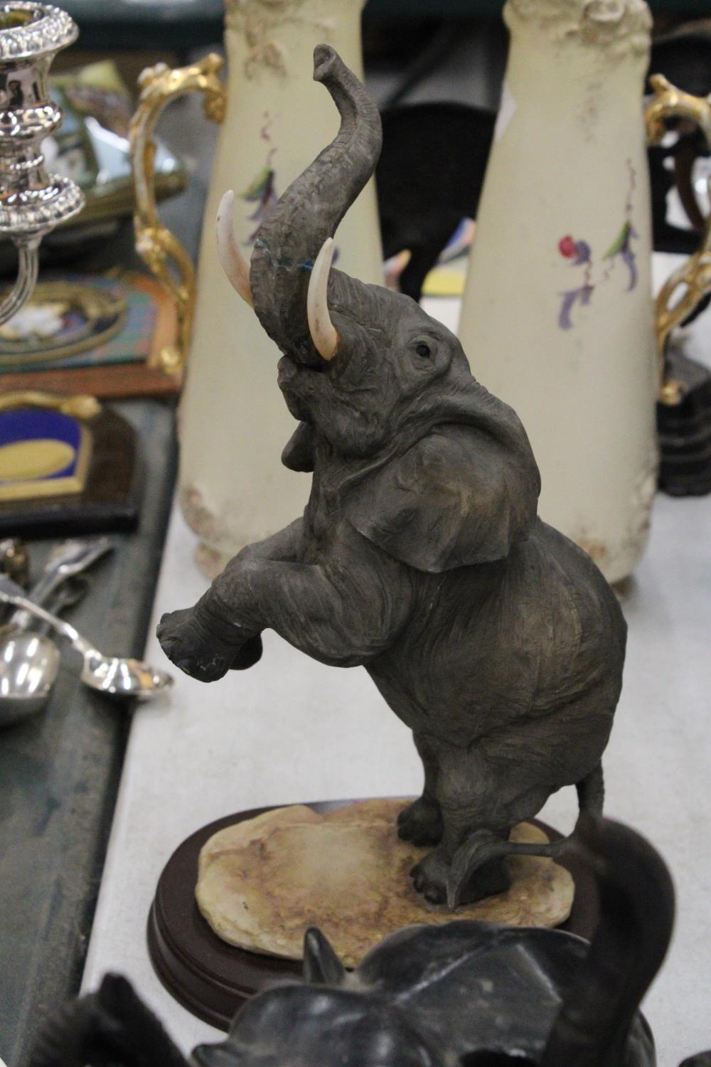 A COLLECTION OF ELEVEN ELEPHANT FIGURES INCLUDING WOODEN AND CERAMIC - Image 6 of 6