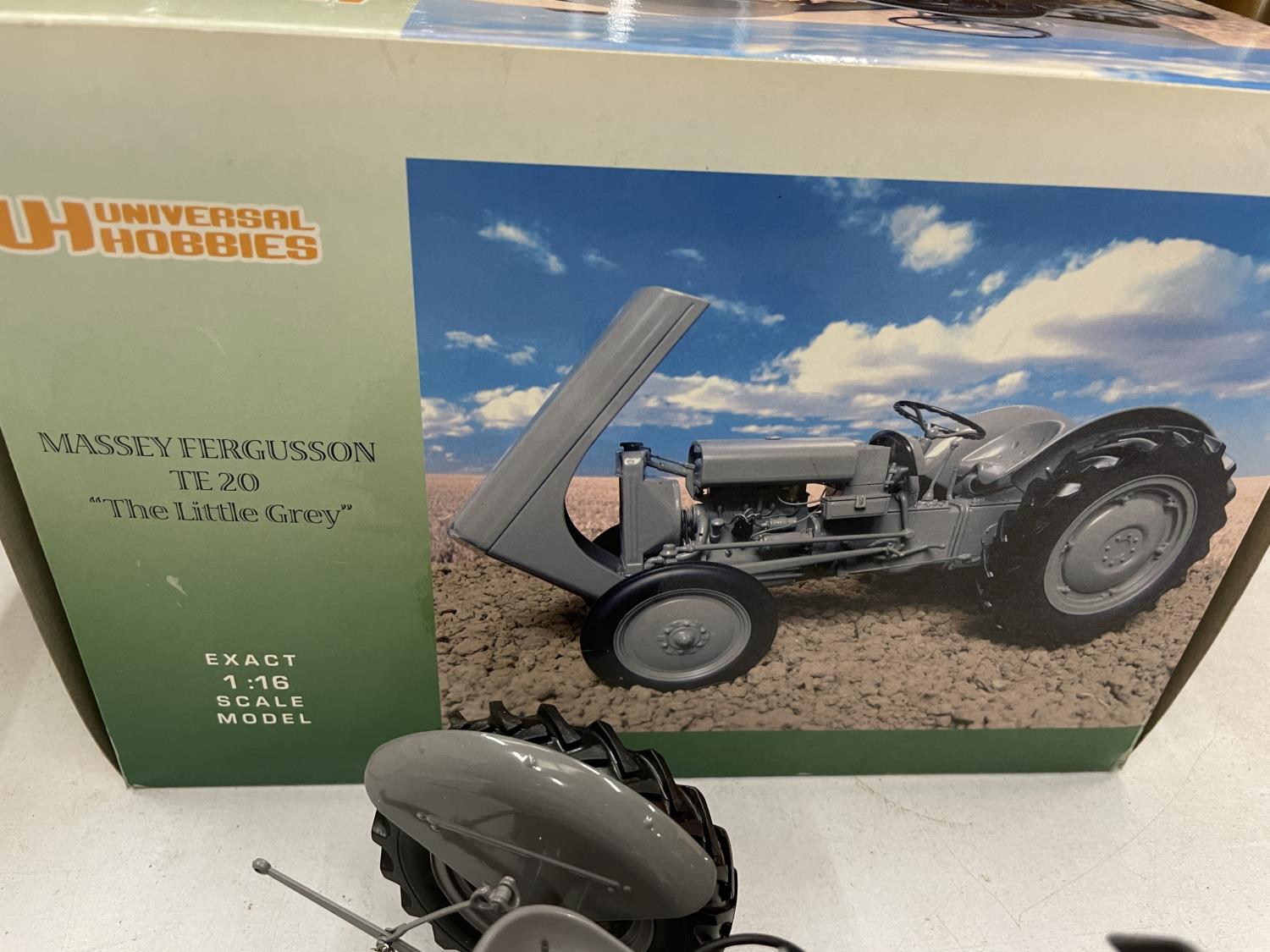 A BOXED UNIVERSAL HOBBIES MASSEY FERGUSON TE20 'THE LITTLE GREY' TRACTOR 1:16 SCALE - Image 4 of 4