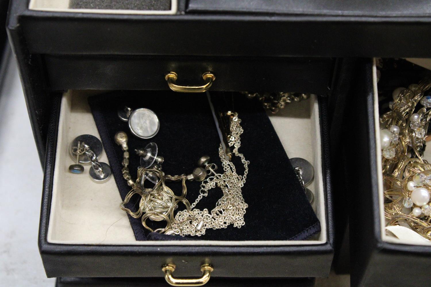 A BLACK JEWELLERY BOX WITH COMPARTMENTS TO INCLUDE BRACELETS, PENDENTS, EARRINGS ETC - Image 6 of 7