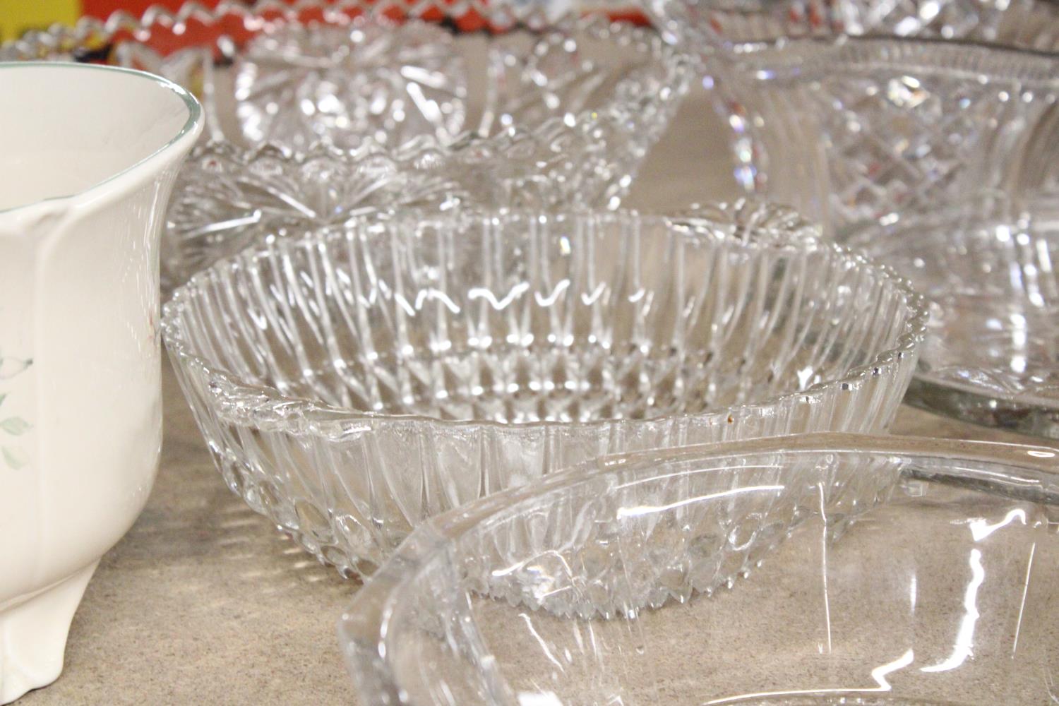 FIVE VINTAGE GLASS BOWLS AND A CAKE PLATE - Image 4 of 5