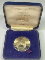 A SILVER TOWER MINT METROPOLITAN POLICE 150TH ANNIVERSARY MEDAL IN A PRESENTATION BOX